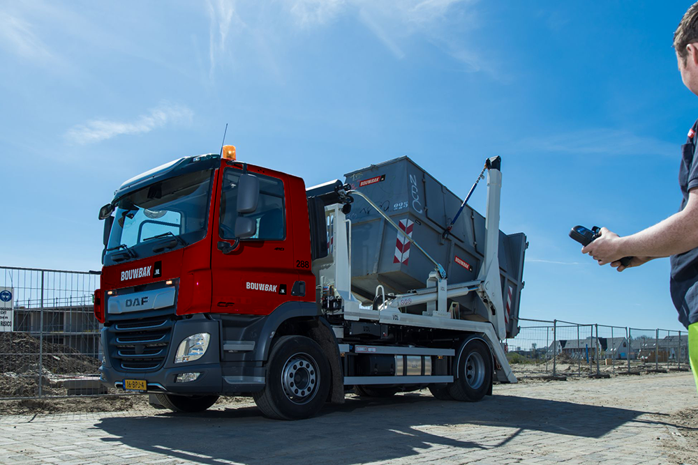 bouwbak vrachtwagen gesloten bouwafval container